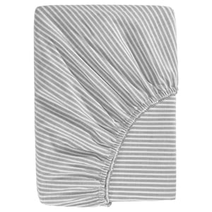 Drap-housse rayé SOLFIBBLA gris, fabriqué à partir de 100 % coton avec contenu recyclé, soigneusement plié.