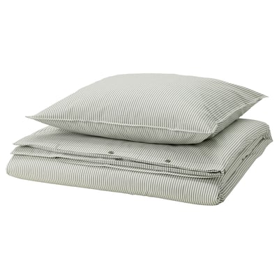 Une parure de lit SOLFIBBLA de couleur vert clair à rayures blanches, composée d’une housse de couette et de taies d’oreiller en coton recyclé.