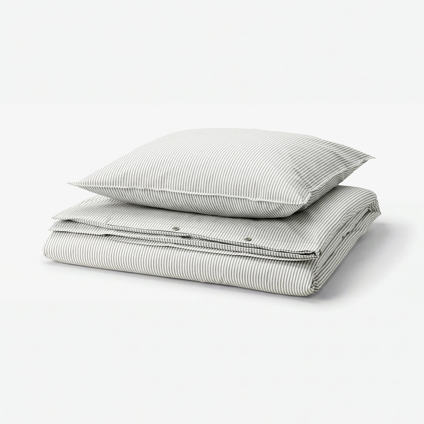 Un ensemble de couette SOLFIBBLA empilé avec des rayures grises et blanches, en 100 % coton, soigneusement plié en forme rectangulaire.