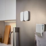 Le bouton intelligent mural contrôle les scènes de la maison, à côté du réfrigérateur.