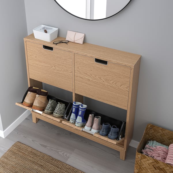 Armoire à chaussures avec rangement ouvert pour 8 paires, compartiments fermés et conception murale.