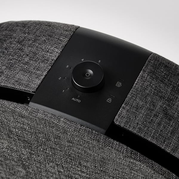 Gros plan sur le panneau de commande des purificateurs d’air STARKVIND. Cadran numéroté, bouton auto/mode et bouton d’alimentation.