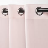 Deux rideaux rose clair avec des œillets argentés sont suspendus à une tringle noire, mettant en valeur leur tissu transparent et leurs plis gracieux.