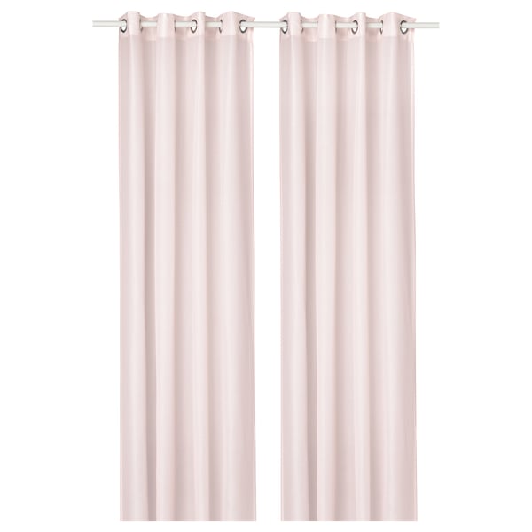 Deux rideaux roses avec œillets pendent vers le bas, créant un look doux et moderne.