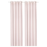 Deux rideaux roses avec œillets pendent vers le bas, créant un look doux et moderne.