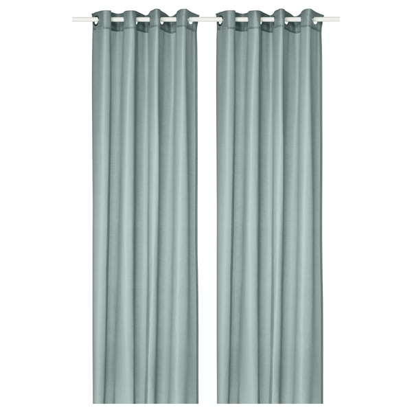 Deux rideaux STENFRÖ bleu clair avec œillets pendent côte à côte, avec un design simple et moderne.