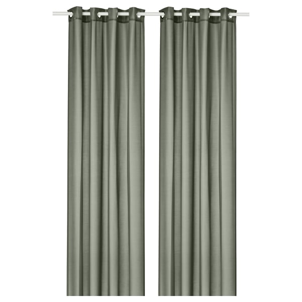 Deux voilages vert forêt avec œillets métalliques sont suspendus côte à côte. Les rideaux ont un design moderne et épuré et sont fabriqués en polyester recyclé.