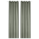Deux voilages vert forêt avec œillets métalliques sont suspendus côte à côte. Les rideaux ont un design moderne et épuré et sont fabriqués en polyester recyclé.