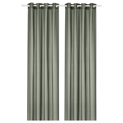Deux voilages vert forêt avec œillets métalliques sont suspendus côte à côte. Les rideaux ont un design moderne et épuré et sont fabriqués en polyester recyclé.