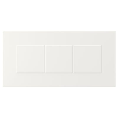 Cette image montre un ensemble de façades d’armoires STENSUND blanches. Ceux-ci ont des panneaux rainurés encadrés pour un look artisanal et sont laqués pour plus de durabilité.