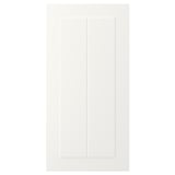 Une porte d’armoire STENSUND blanche avec un design de panneau rainuré encadré. La porte est rectangulaire et une surface laquée.