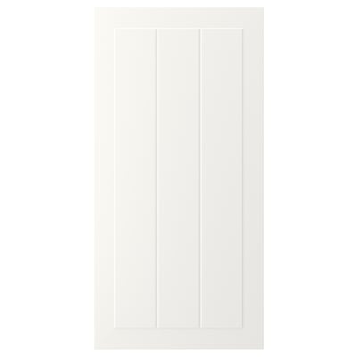 Une porte d’armoire STENSUND blanche au design lisse et rectangulaire avec des panneaux rainurés verticaux et un aspect encadré.