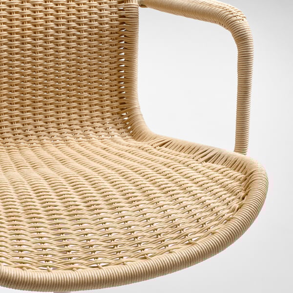 Chaise en osier tressé gros plan ; Motif de tissage détaillé, accoudoirs lisses. Met en évidence l’artisanat, la texture naturelle du matériau.