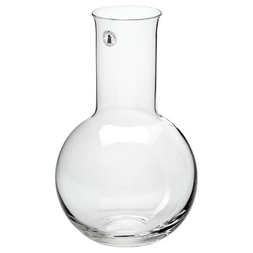 Une carafe en verre transparent nommée STOCKHOLM 2025, soufflée à la bouche par des artisans, adaptée à la décantation du vin ou au service de l’eau, mettant en valeur le design scandinave.