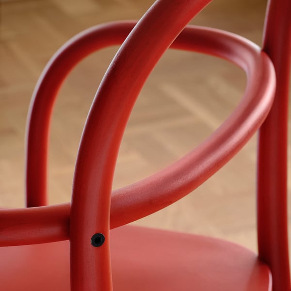 Chaise de salle à manger rouge moderne avec dossier lisse et incurvé en bois de hêtre plié, mettant en valeur une finition et un savoir-faire de haute qualité.