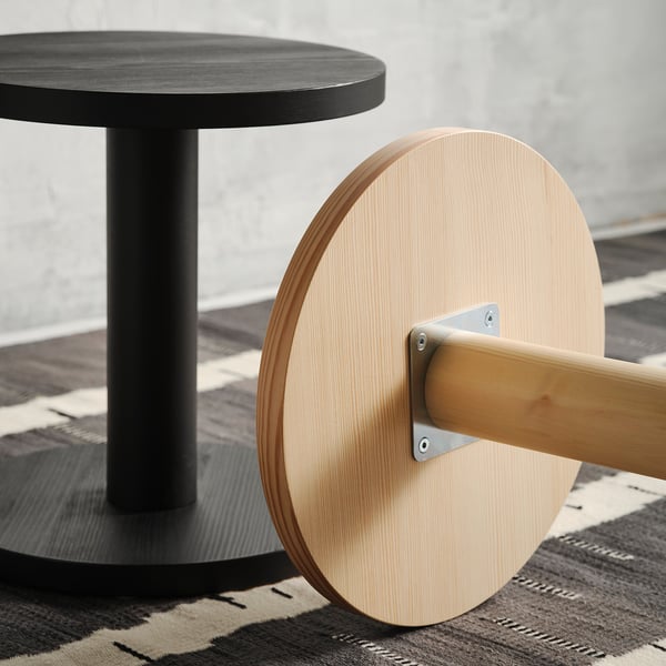 Table d’appoint moderne avec une finition élégante en bois naturel. Dessus rond, base robuste et design minimaliste. Convient à divers environnements.