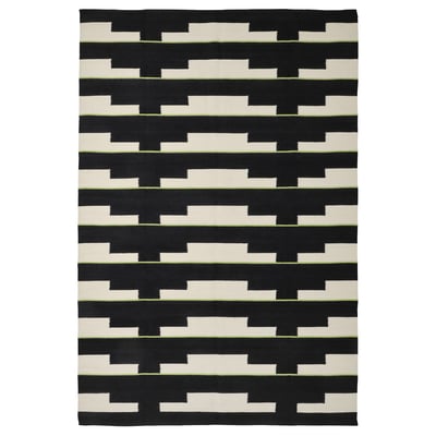 Un tapis géométrique en laine tissé à la main en noir et blanc nommé STOCKHOLM 2025, doté d’un motif répétitif et réversible.