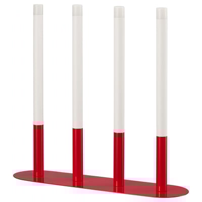 Quatre bougies LED rouges et blanches à piles reposent sur une base rouge, créant une atmosphère chaleureuse et confortable.