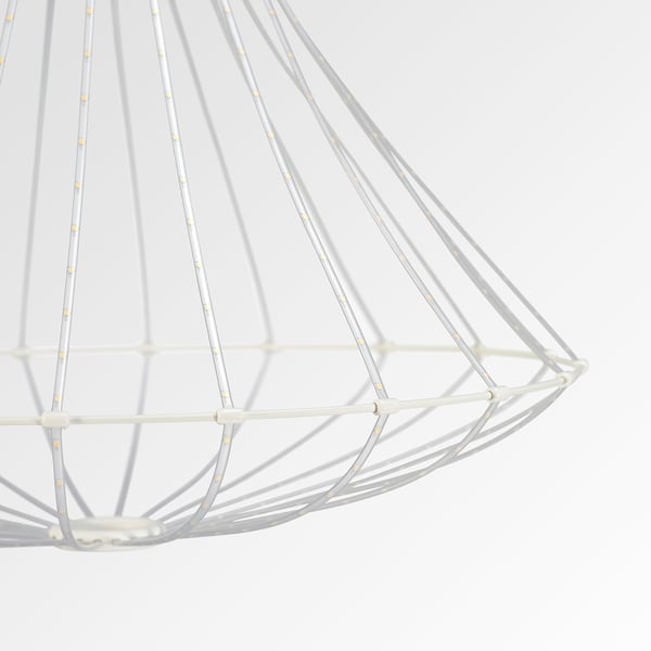 Lampe filaire blanche complexe, assemblée et prête à l’emploi, projetant une lumière décorative douce.