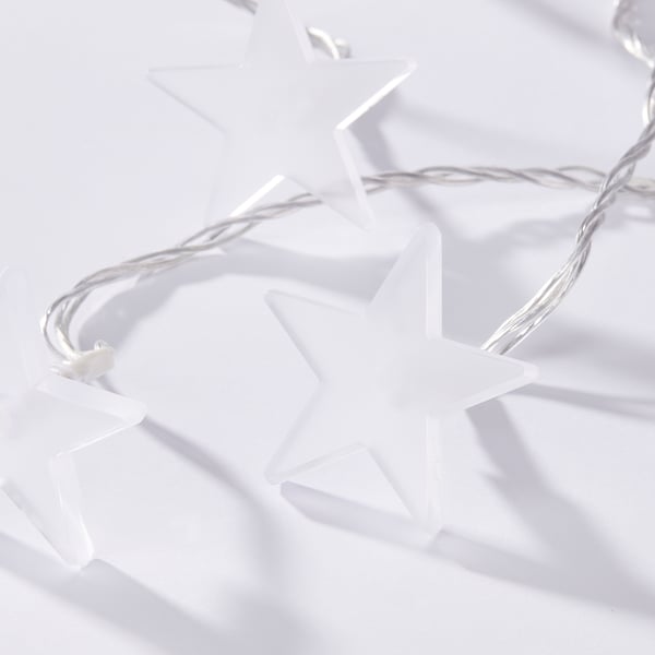 L’image montre des lumières blanches en forme d’étoile de haute qualité, faisant probablement partie de la série de décors leds extérieurs festifs, disposés soigneusement.