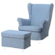 Un fauteuil à oreilles et un repose-pieds STRANDMON à rayures bleues et blanches avec un dossier haut, un design confortable et des pieds en bois.