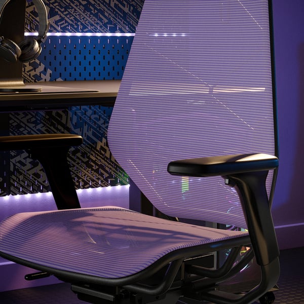 Configuration de jeu moderne avec chaise de bureau noire styrspeel, lumières LED violettes, motifs muraux géométriques.