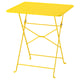 Table pliante en métal SUNDSÖ jaune vif avec un plateau rectangulaire et des pieds robustes, idéale pour les petits espaces.