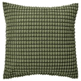 Une housse de coussin SVARTPOPPEL en vert. Il est de forme carrée avec un motif de points en relief et fabriqué en polyester recyclé.