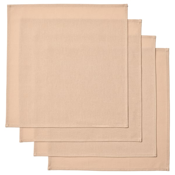 Quatre serviettes rectangulaires en coton beige soigneusement empilées, avec un tissage texturé subtil et des bords ourlés.