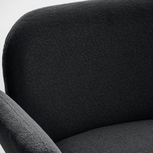 Gros plan du tabouret SYNTORP , montrant un tissu gris foncé et texturé. Haut le dos et l’accoudoir sont visibles, mettant en valeur confort et durabilité.
