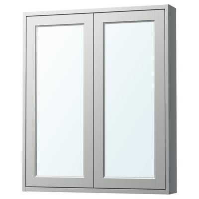 Une armoire de toilette murale TÄNNFORSEN gris clair avec des panneaux biseautés.