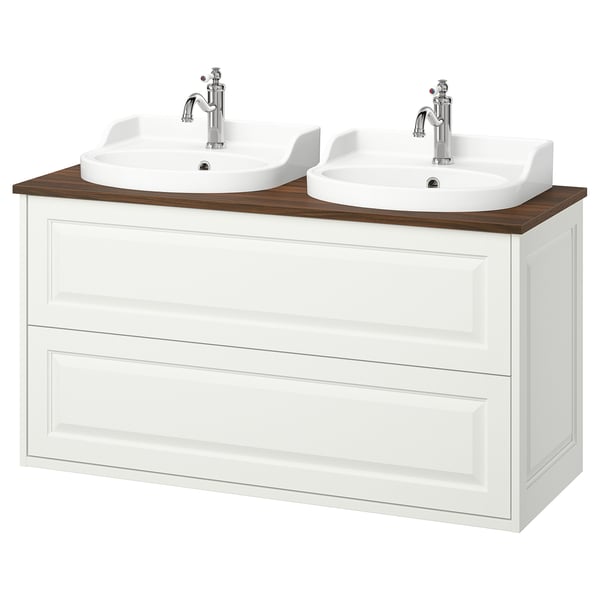 Vanité de salle de bain double blanche avec dessus en bois, deux lavabos, robinets chromés, design classique.
