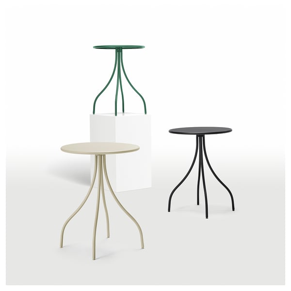 Trois tables d’appoint modernes avec des pieds élégants et incurvés. Couleurs : beige, noir, vert. Dessus ronds, design minimaliste.