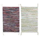 Deux tapis multicolores en coton tissé à la main, l’un aux tons sombres, l’autre clair, avec des rayures horizontales.