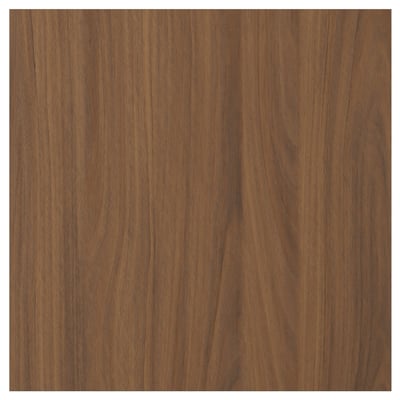 Panneau en bois TISTORP, un panneau de particules moderne de couleur noyer avec une surface lisse et résistante aux taches et un grain vertical.