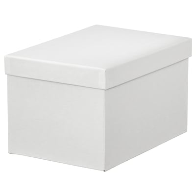 Boîte de rangement TJENA blanche. Forme rectangulaire, design sobre, fabriquée à partir de carton recyclé.