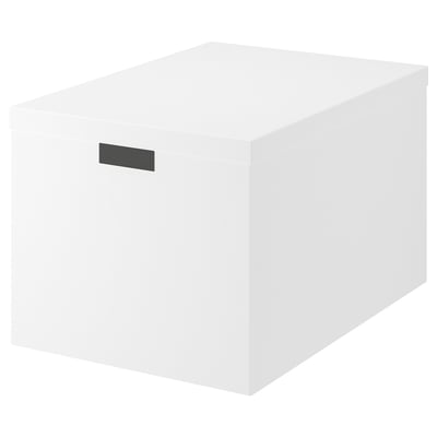 Une boîte de rangement TJENA blanche avec une forme carrée et une poignée découpée sur le dessus. Fabriqué à partir de carton recyclé.