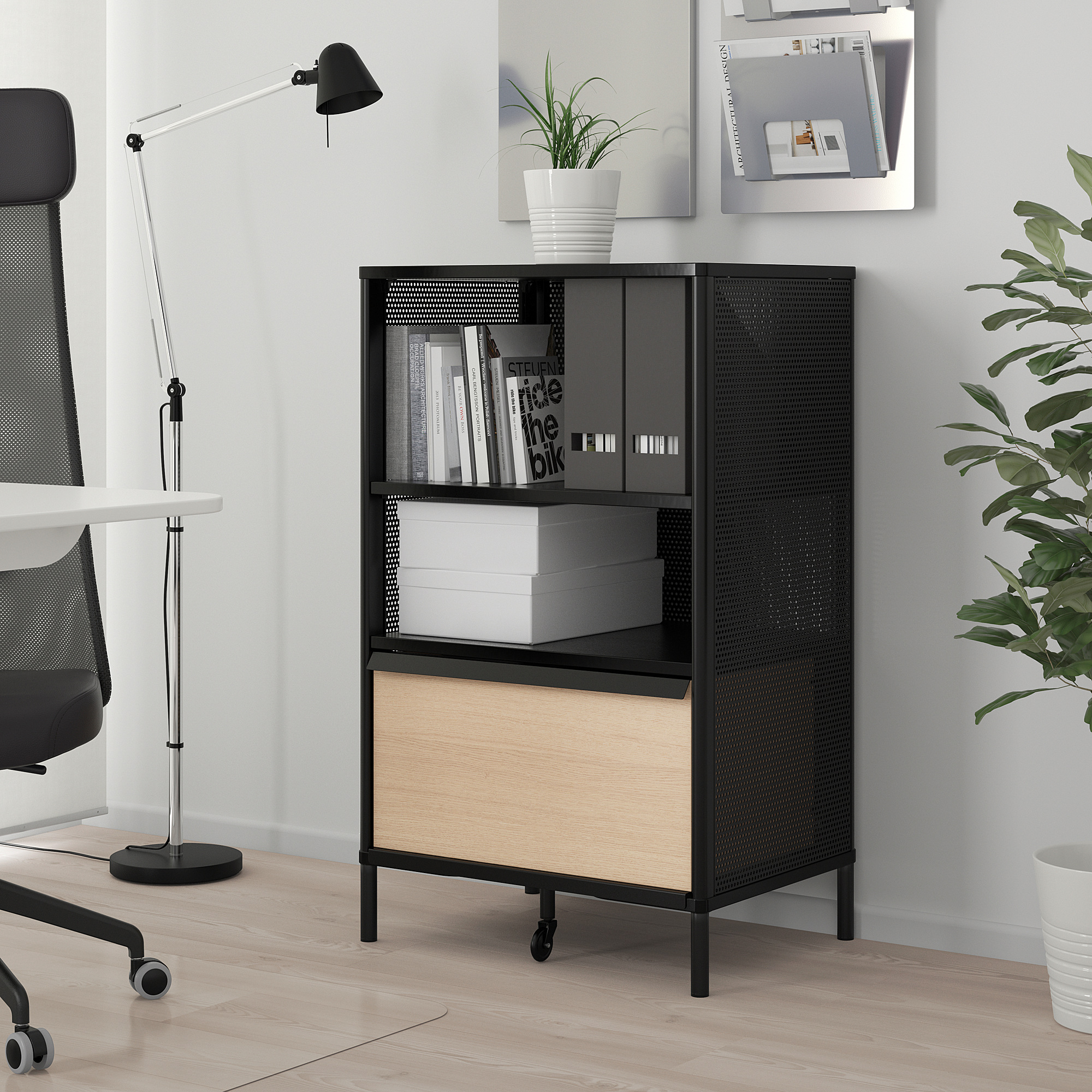 Armoire de rangement en métal et bois noir TJENA, parfaitement dimensionnée pour les papiers et les livres, soigneusement conçue pour le bureau à domicile.