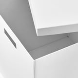 Boîte de rangement en carton gris robuste avec poignées, faisant partie de la série TJENA.