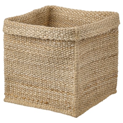 Un panier de rangement en jute TJILLEVIPS. Forme carrée, de couleur beige, cousue à la main avec des fibres de jute naturelles. Conçu pour s’adapter à diverses étagères.