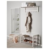 Organisateur d’entrée avec porte-chaussures, patères et étagère pour le rangement.