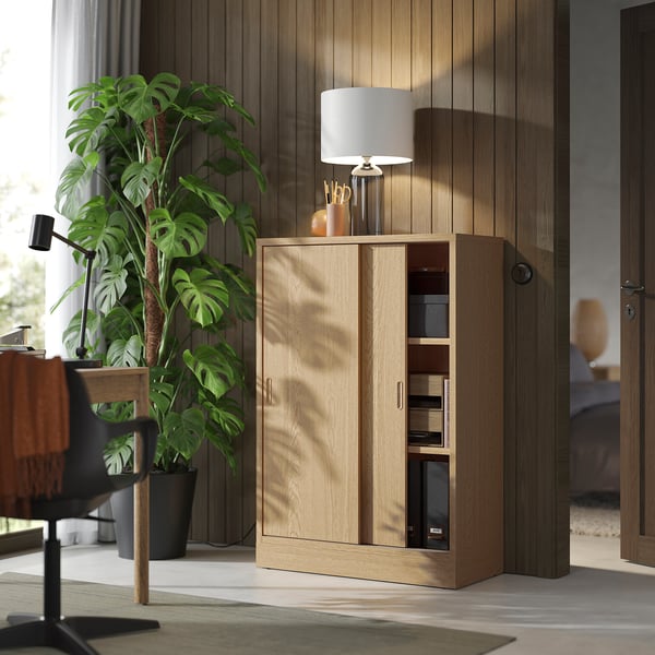 Armoire moderne en bois - TONSTAD, marron clair, portes coulissantes, étagères réglables, lampe, plante.