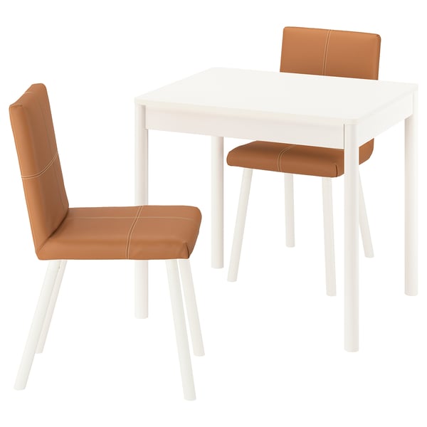 Petit ensemble de salle à manger blanc avec des chaises rembourrées marron. Design moderne, lignes épurées.