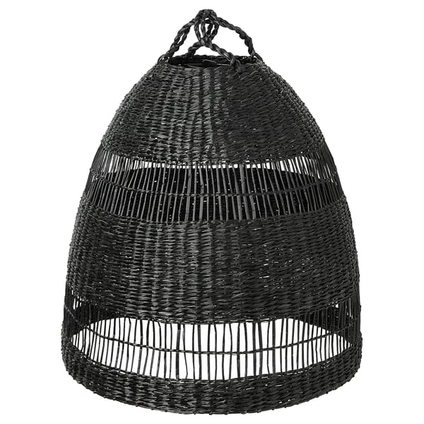 Une lampe suspendue nommée TORARED en noir, tissée à la main à partir d’herbier de mer avec un design rustique.