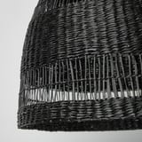 Lampe suspendue tissée noire avec des détails complexes, mettant en valeur la texture naturelle et le savoir-faire.
