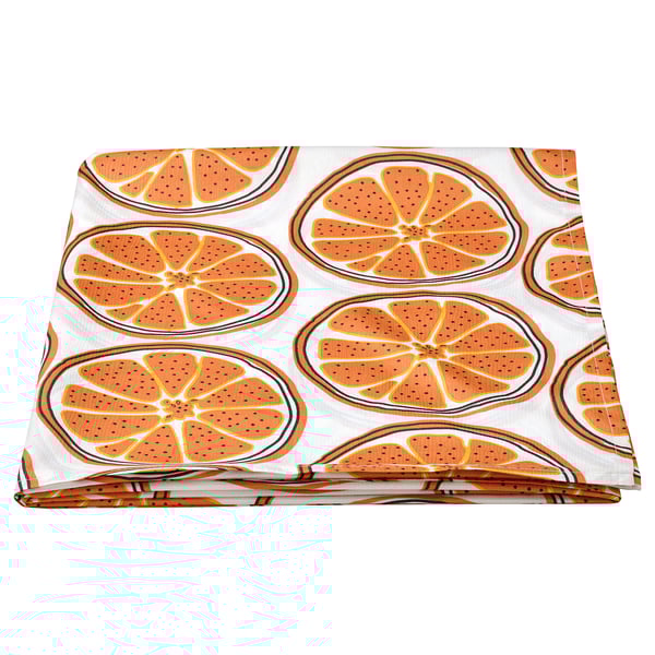 Nappe pliée à motif de tranches d’orange, vibrant sur blanc, matière polyester recyclée.