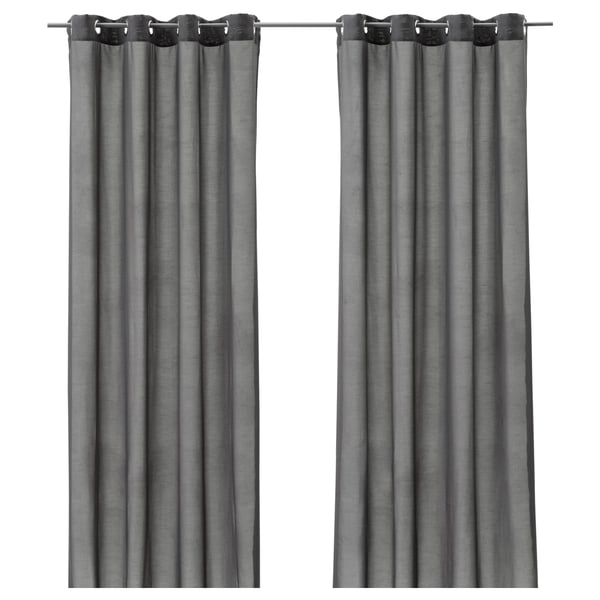 Deux rideaux gris pendent côte à côte avec des anneaux d’œillets noirs sur le dessus, en polyester recyclé, offrant un design simple et moderne.