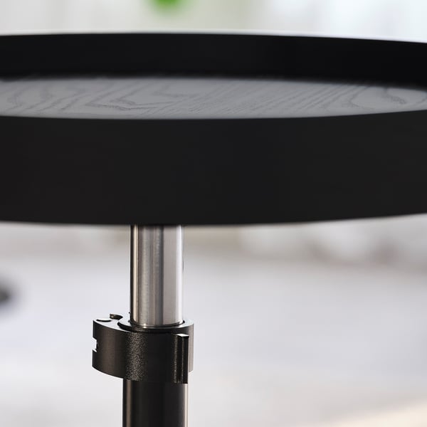 Table de chevet réglable avec support métallique et plateau en bois.
