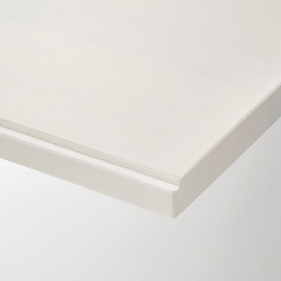 Un coin d’une étagère murale d’un blanc immaculé avec des bords lisses, démontrant un savoir-faire de haute qualité et une finition élégante.