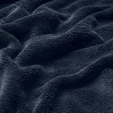 Tissu polaire gris foncé doux et texturé, mettant en valeur sa qualité moelleuse et chaude.